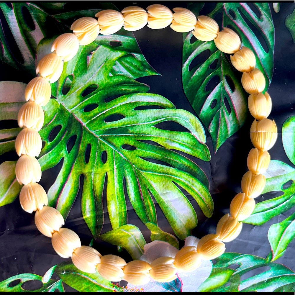 Vintage 🏝Bovine Carved Pikake Lei Hawaiian necklace - Picture 4 of 10